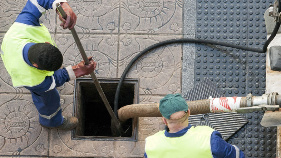 sewage cleaning in Dubai by workers